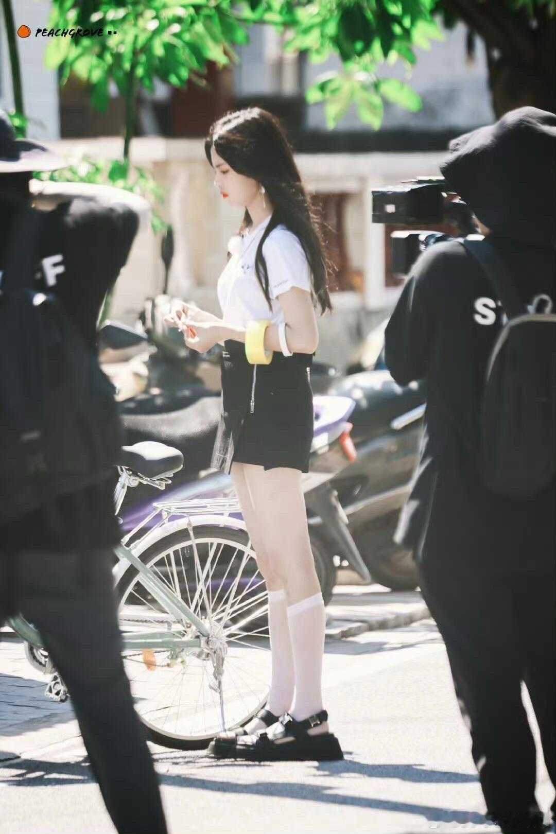杨超越这才是我想要的青春校园剧女主！单车白袜少女，像是从动漫里走出来