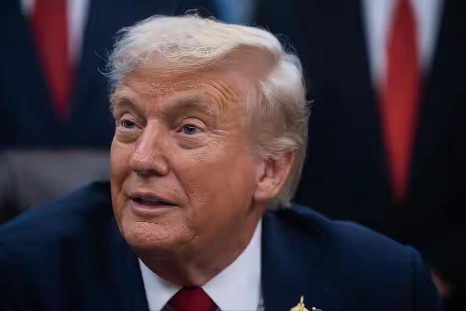 记者询问特朗普：如果泽连斯基不同意你的和平计划，会发生什么？特朗普回答：那他