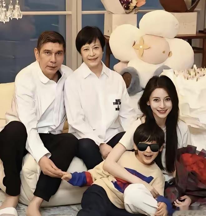 Angelababy在马尔代夫，已开启游客模式！她这个混血，混得很好看，既有东方