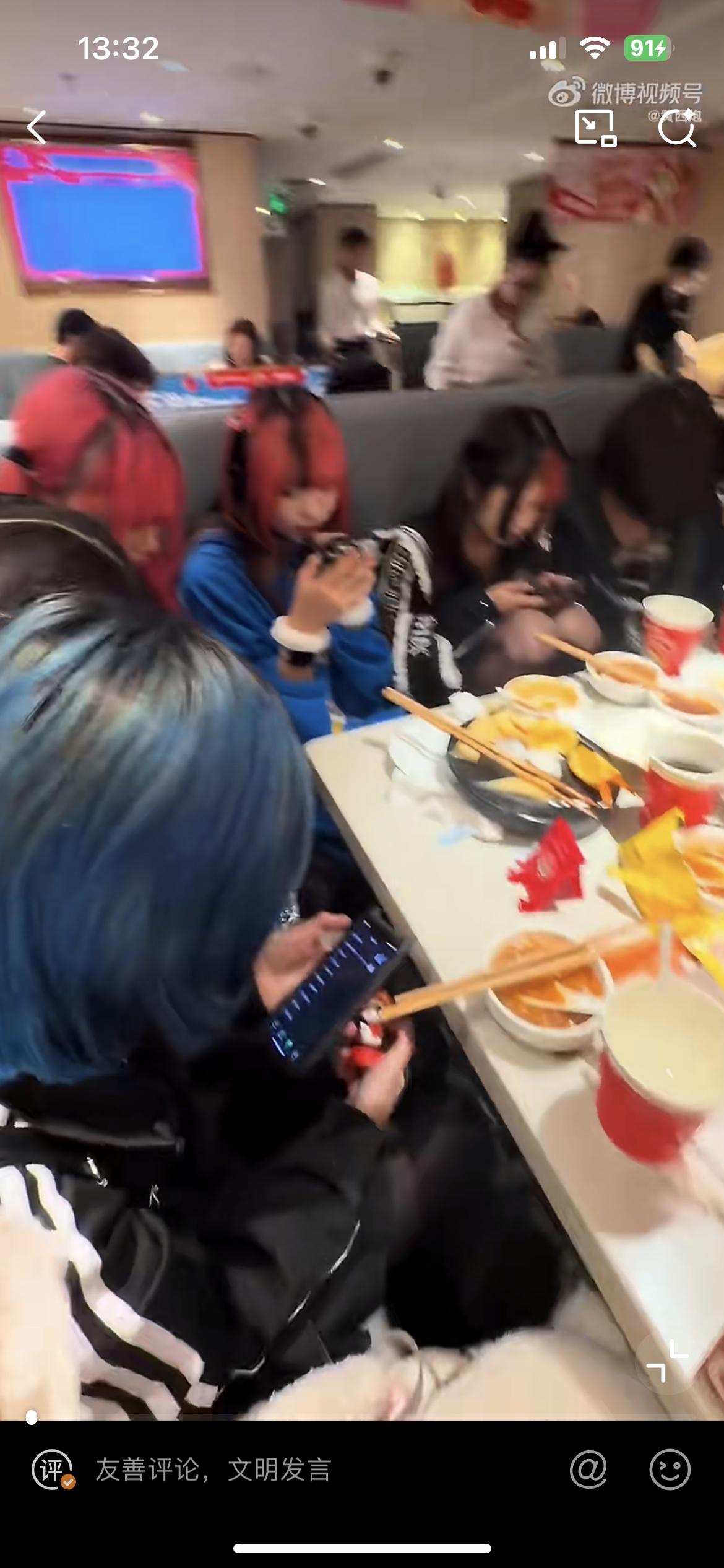 广东二十几个精神小妹在海底捞聚会，就点了一个番茄锅底，每人一碗免费的牛肉粒汤，服