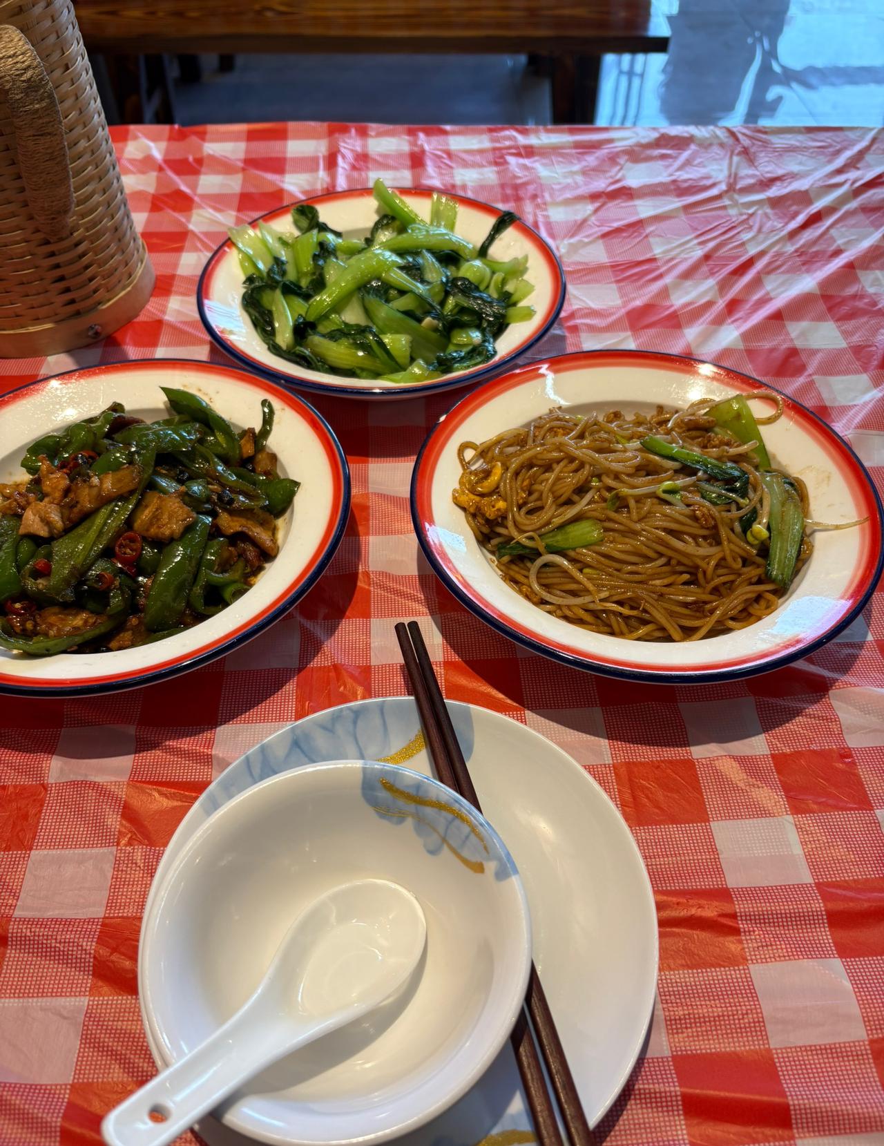 不得不说我们内地的消费还是便宜的，昨天在一家江西饭店点了一盘炒粉，一个青菜，一