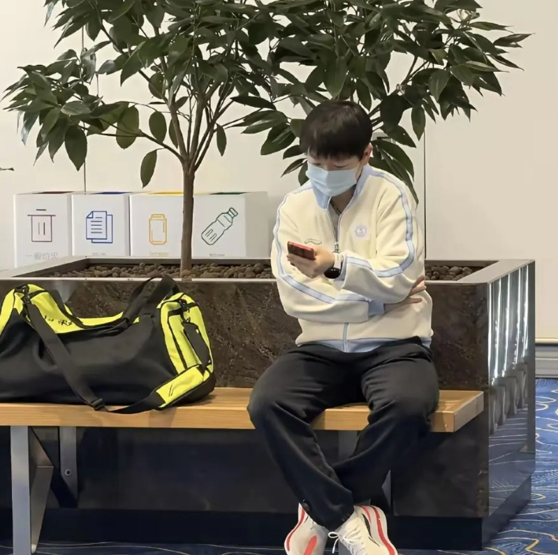 孙颖莎在香港转机，所用手机oppofindx9意外曝光！莎莎出去打比赛，