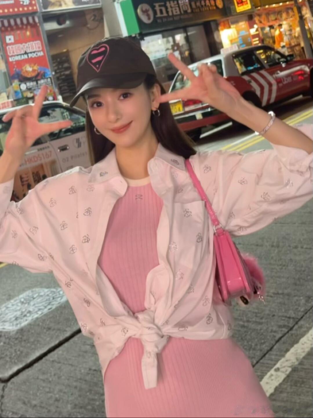 方媛挺孕肚街拍方媛孕期状态方媛挺孕肚街拍，怀三胎孕期状态超好！​​​