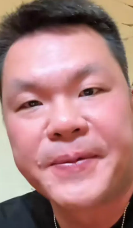 近日中国男篮名宿，广东俱乐部总经理朱芳雨对中国男篮在亚洲杯小组赛上的精彩表现，大