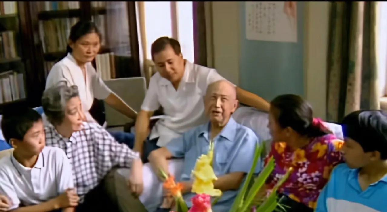 蒋英73岁生日时，笑言钱学森没“表示”，钱学森则深情拥抱，称“有我的老伴，我很幸