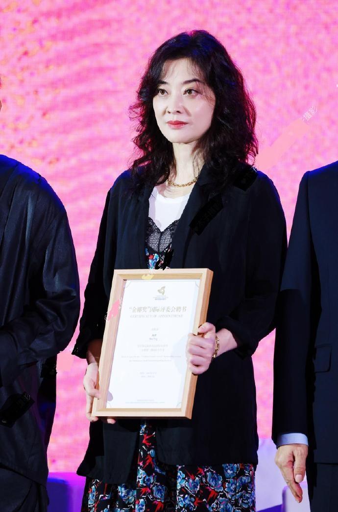 最近梅婷在出席电影节的时候搭配的很潇洒，看起来年轻又时尚，也很有浪漫风情。梅