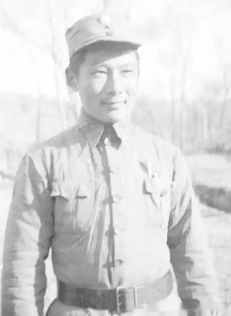 1938年，八路军120师骑兵营政委杨秀山带队赶路，看见几名战士的太慢，便去催促