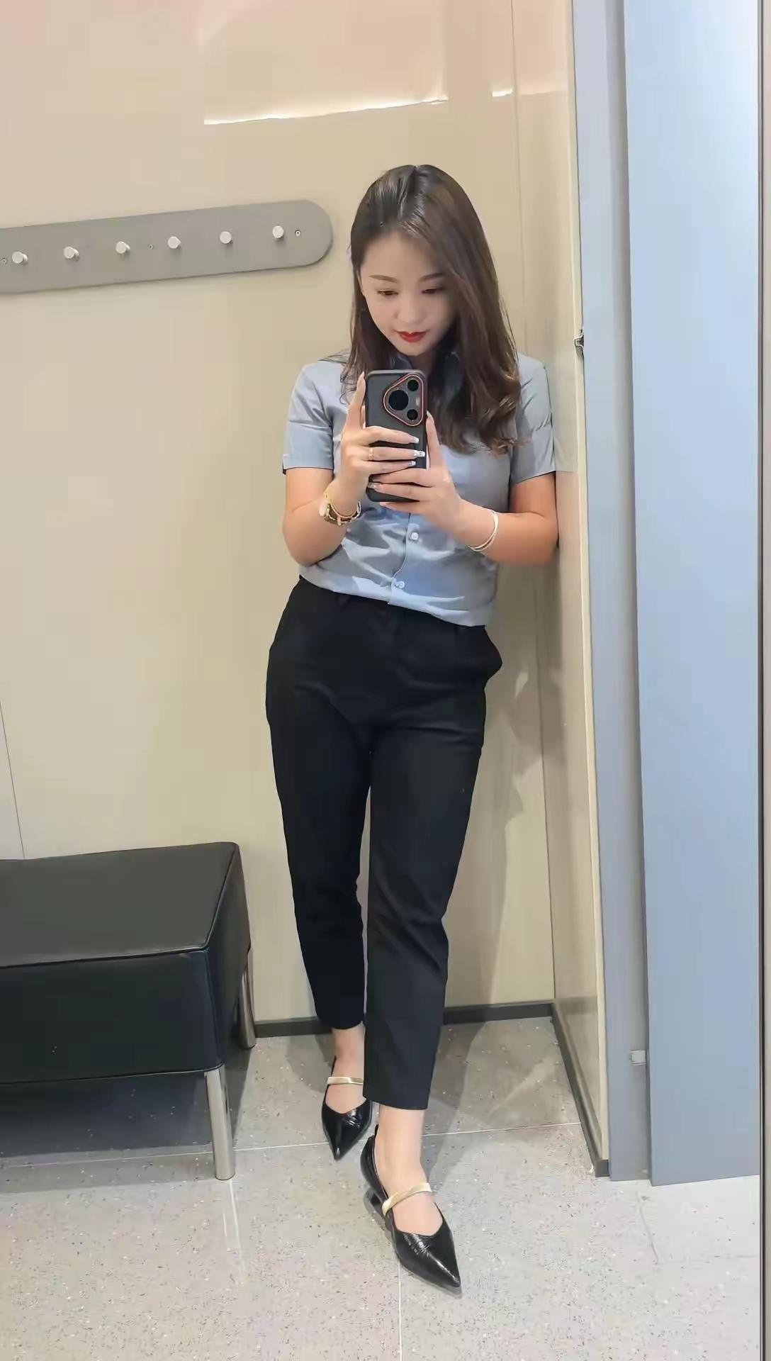 女员工偷偷玩手机又被我拍到了。