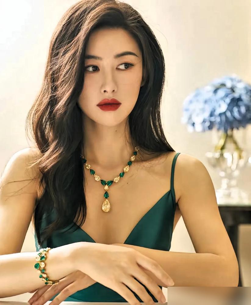 靳东撂下狠话：收视率再高，也绝不跟朱珠合作了！你以为栗娜天生就是那个风情万种