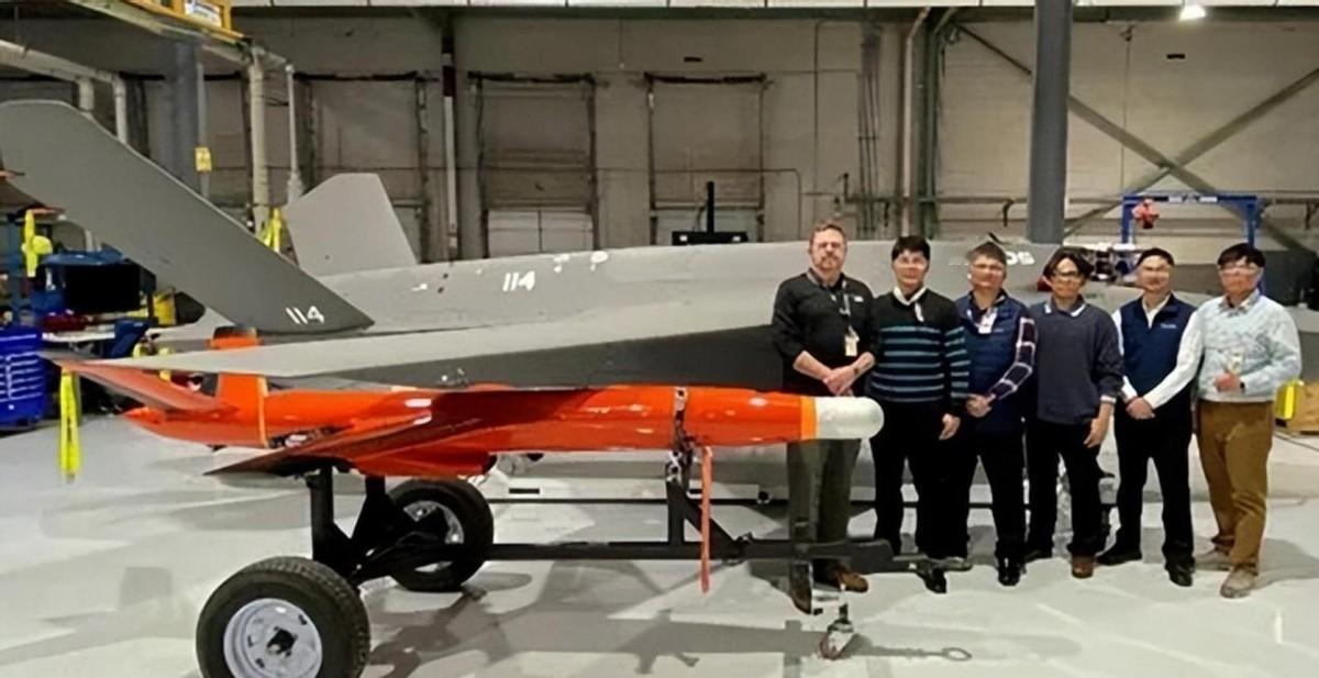 美：刚跟那只蛙把“劲蜂”无人机测完了，效果杠杠的！中：哦，就是那个飞得没我也快