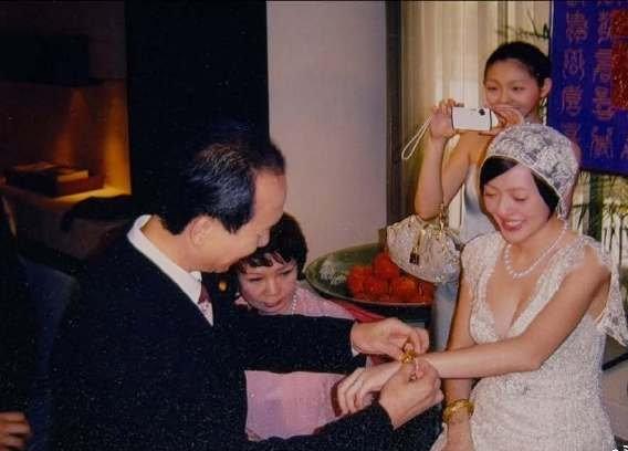 小S发了自己归宁宴上，姐姐大S帮她拍照的照片。并发文表示“姐，我非常想你。但