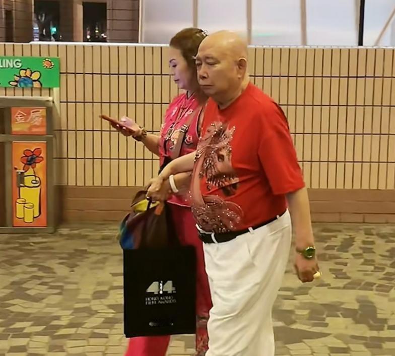 戒烟后判若两人！《少林足球》大师兄黄一飞83岁老态尽显，肚大如鼓步履蹒跚，还