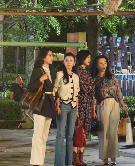 不怪那么多人喜欢她，确实乖巧可爱。[玫瑰][玫瑰][玫瑰]