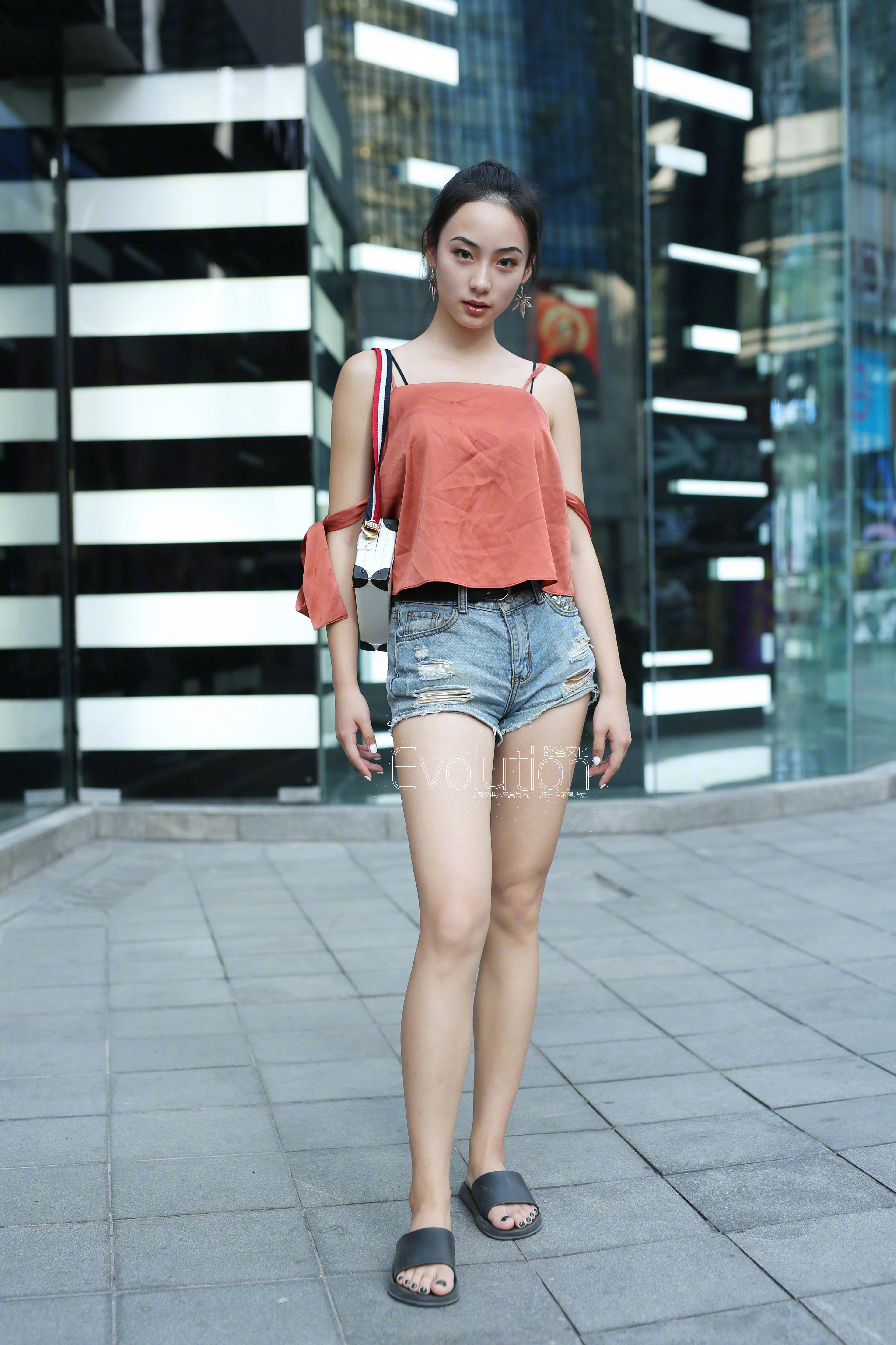 小姐姐的眼神用当时流行的形容词叫“很杀！”​​​
