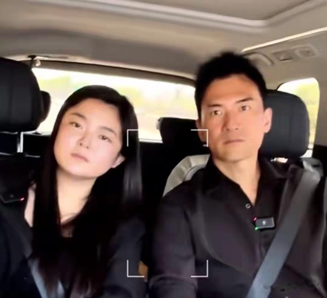 赫子铭公开二婚妻子是化妆造型师，结婚生孩子以后，现在做他的经纪人，负责做他的坚强