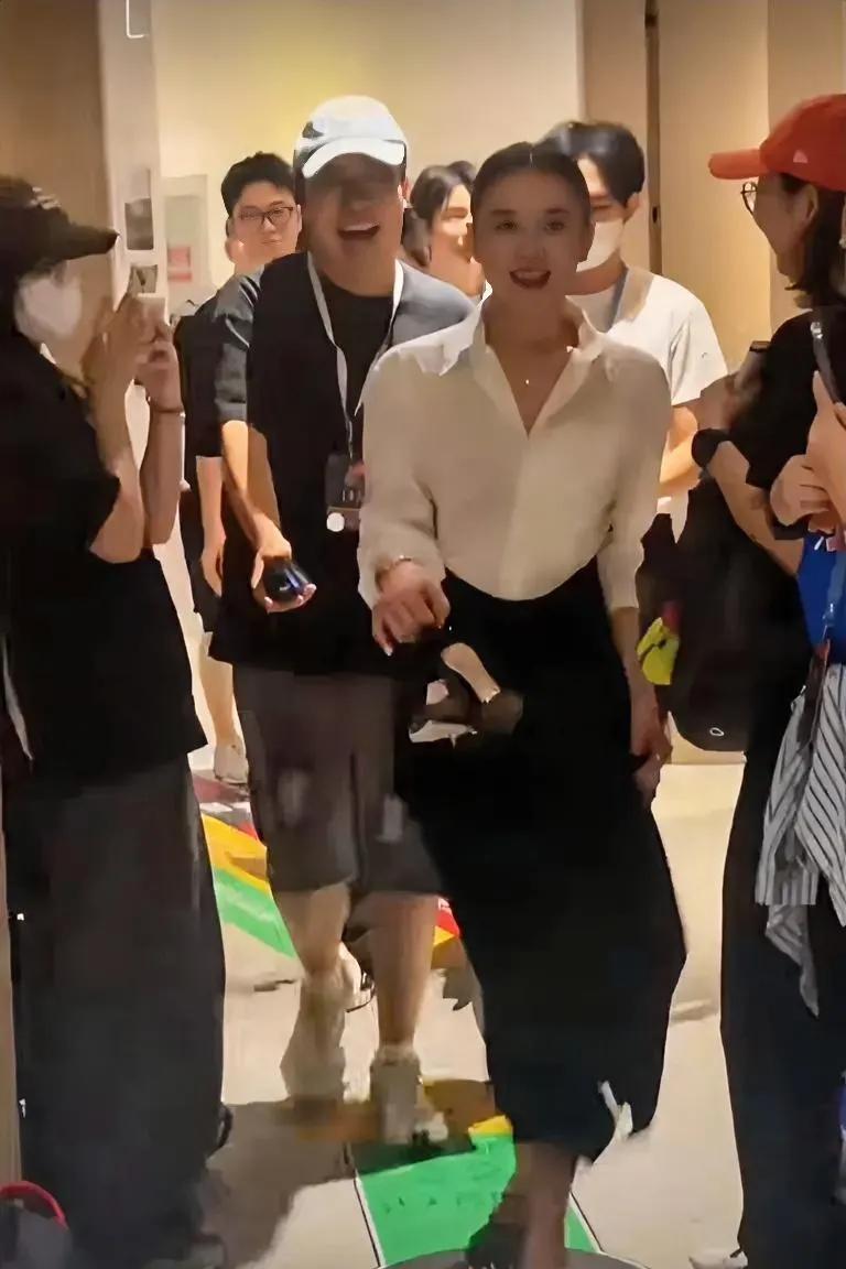 本想靠高跟鞋撑气场，结果现在满脑子都是“谁能借我双拖鞋”临时脱下来放松一下，毕