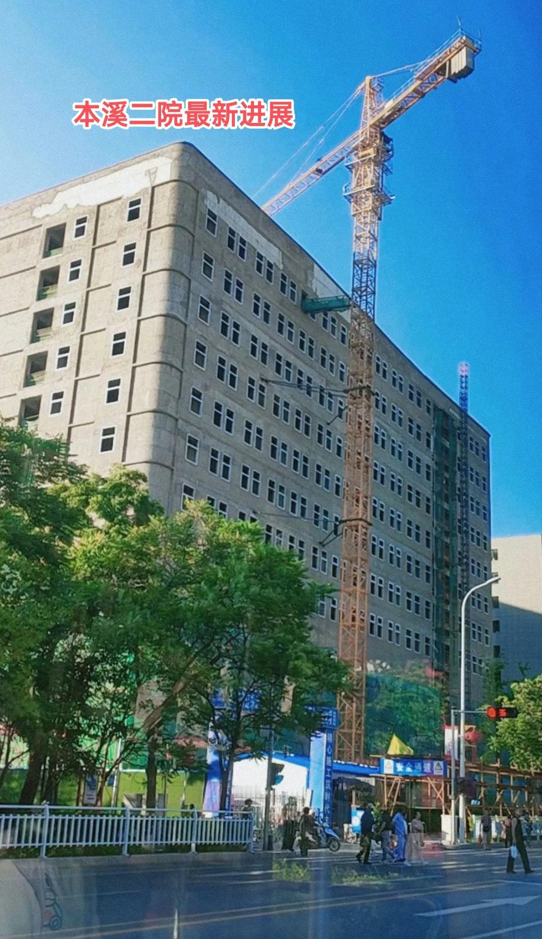 经过一年多的建设，位于本溪市中心医院的新楼房终于拔地而起，看起来已经封顶了。走进
