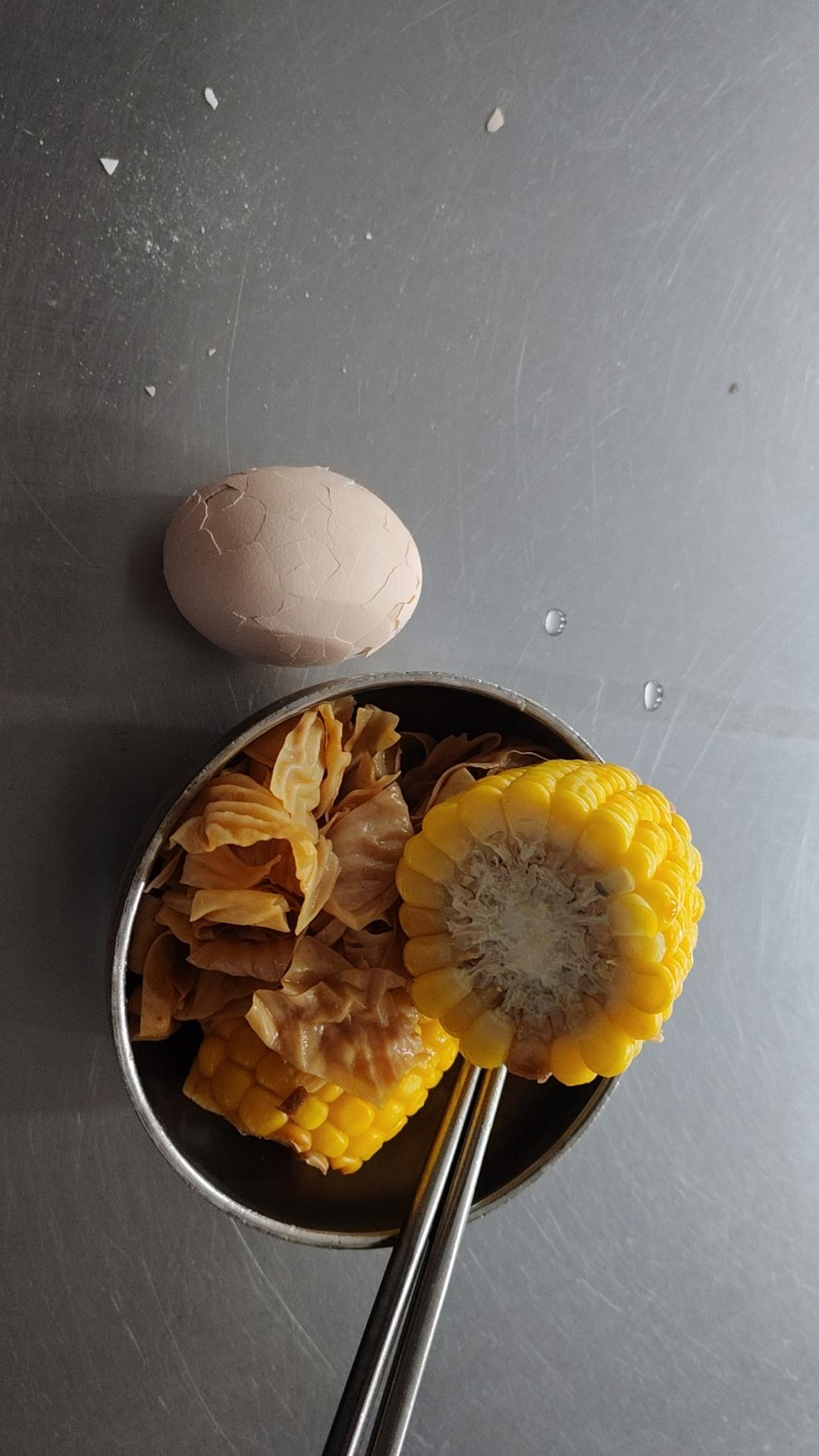 现在相亲也非常的卷，父母如果没有退休金，没有买养老保险或者医疗保险的，男的条件再