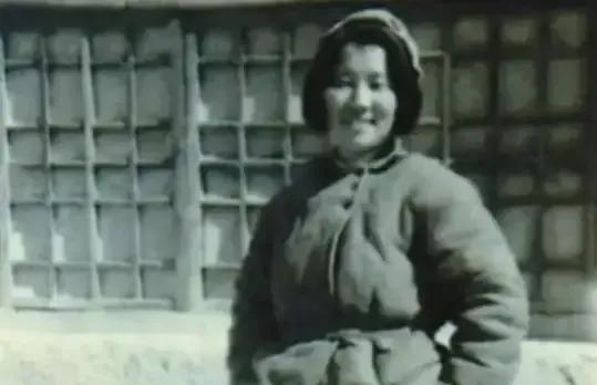 1937年，地主王学文发现一20岁女兵躺在家门口，见四下无人，直接将女兵扛到了炕