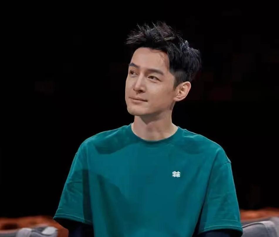 44岁的胡歌首次担任“湾区升明月”晚会主持人，刚上台就用流利的粤语开场，还