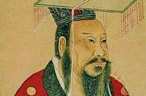 汉宣帝晚年巡视，丞相丙吉抱病随行，皇帝见他步履蹒跚，亲自搀扶。左右侍从全都看愣了。汉家规矩君尊臣卑，