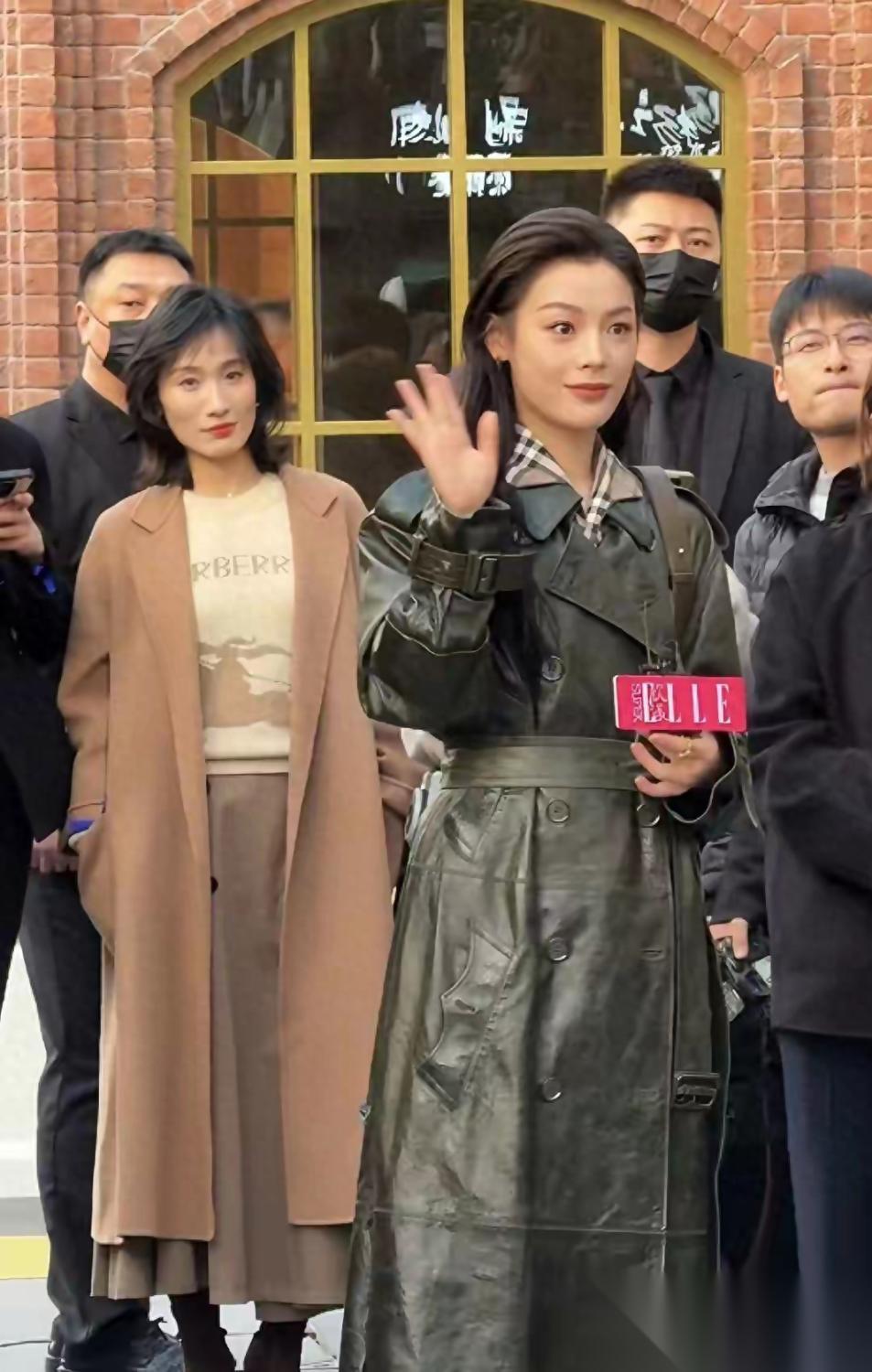 陈丽君王府井现身！绿皮风衣+湿发造型，随性美翻全场​​​