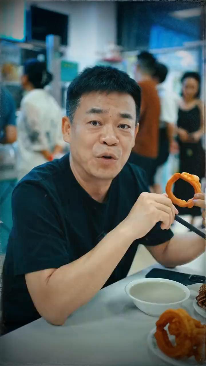 说起北京的美食，尤其是早餐，有一道食物绝对绕不开，那就是豆汁。不工作的时候，早5