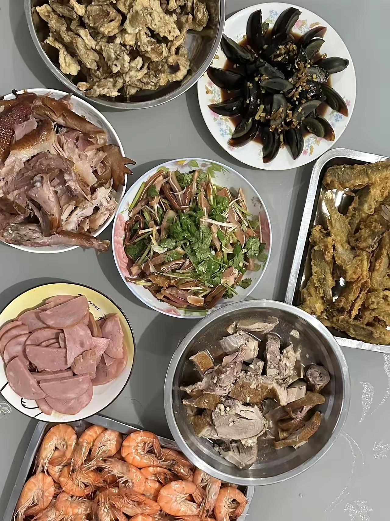 三个朋友来我做客，我赶紧出去采购饭菜，四个人我凑了八个菜！买了两瓶白酒一箱