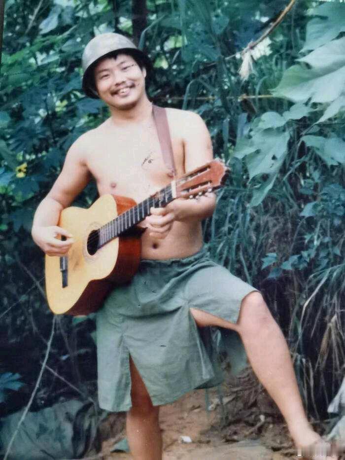 二等功，英雄营长赵洪，重庆人，18岁参军，入伍后刻苦训练（如腿上绑石头负重跑）1