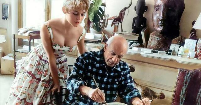 1956年，当21岁的碧姬·芭铎拜访74岁的毕加索时，留下了一张珍贵的老照片。毕