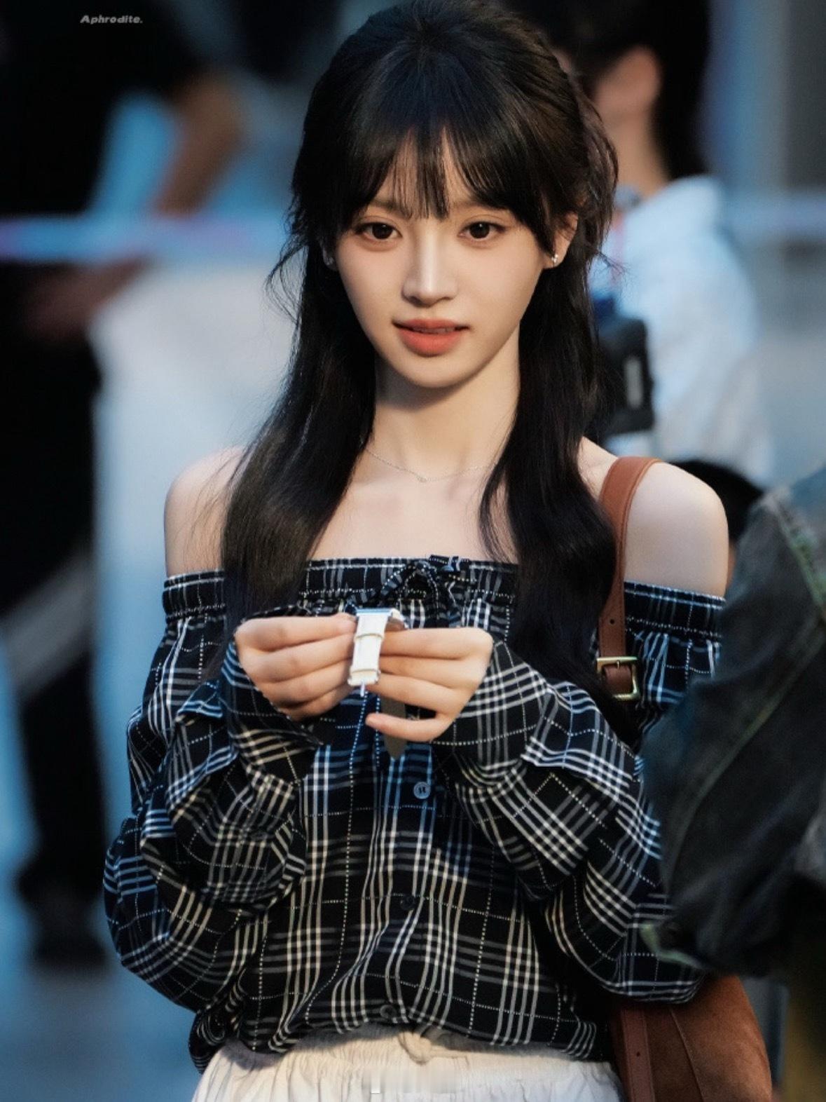田曦薇到底有多少件格子衬衫刷到田曦薇下班路透十次有九次是格子衬衫，我本来想问衣柜