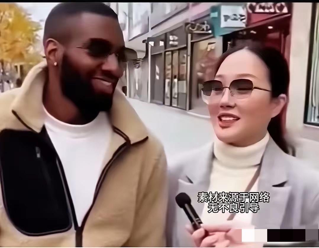 博主在街头采访一对热恋中的男女，男的是非洲人，女的是中国人。博主问女子，“你