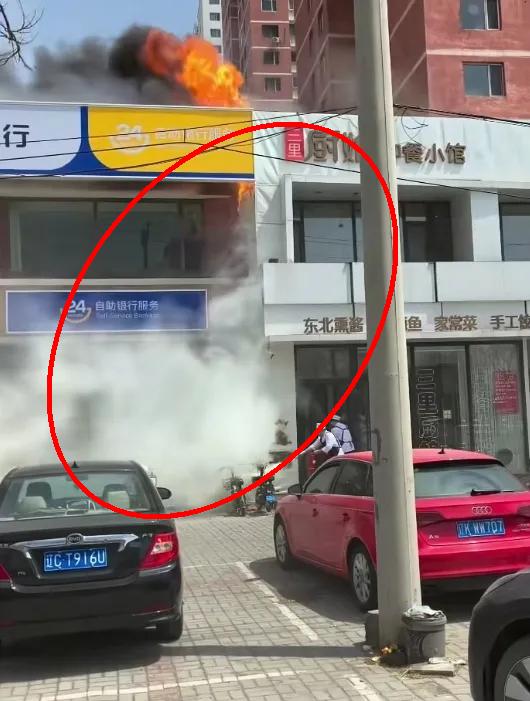辽阳饭店大火，员工救火却忘了救人！一家饭店突发火灾，员工忙着用灭火器扑火，却