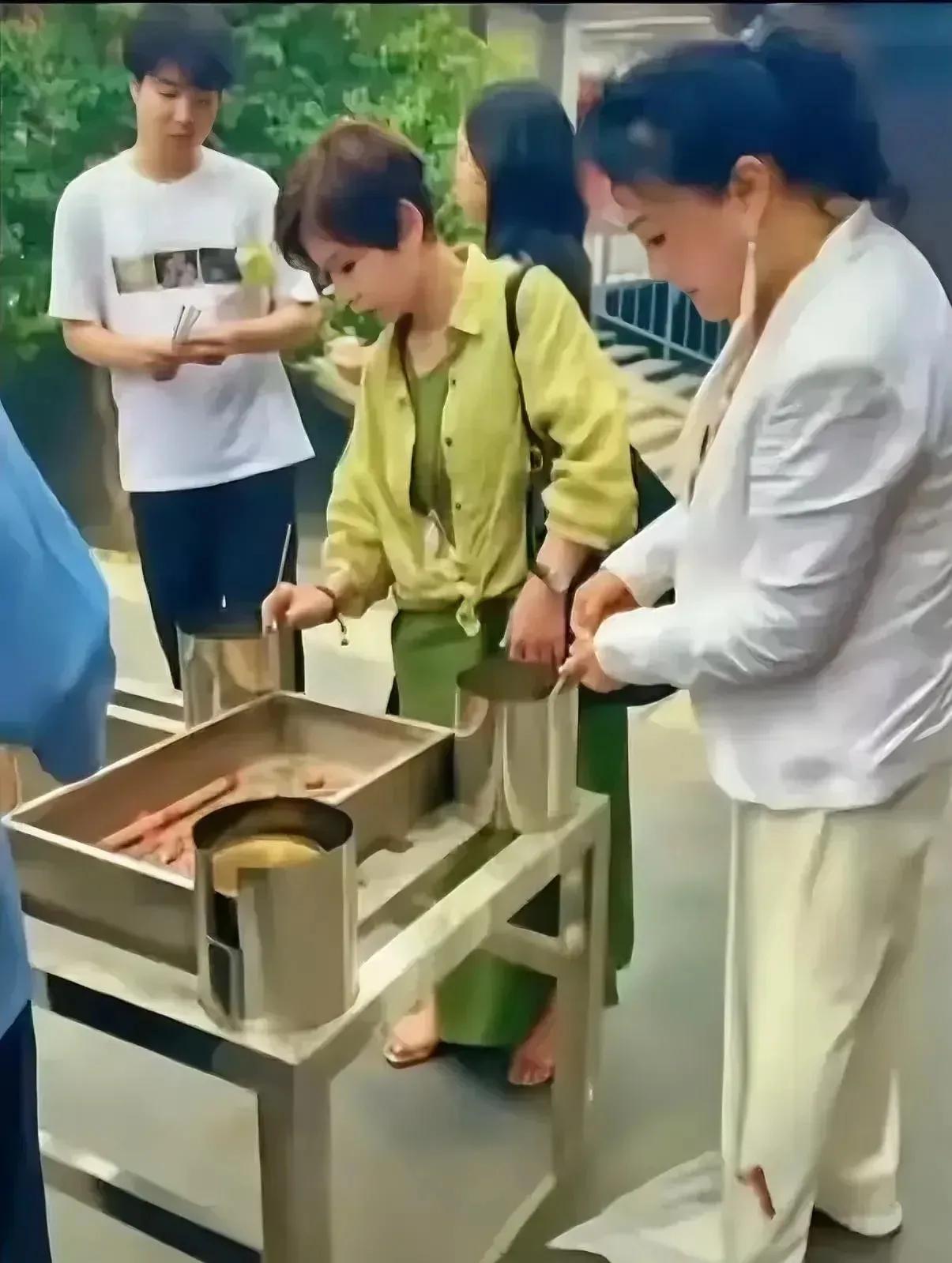 张兰对马晓梅的妈妈说：一会儿去刷汪的卡，刷你姑爷的卡，是应该的，你不要不好意思