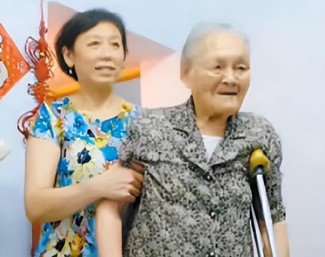 1966年，一对干部夫妻被带走，临走前他俩将保险箱的钥匙塞到了47岁保姆手中，红