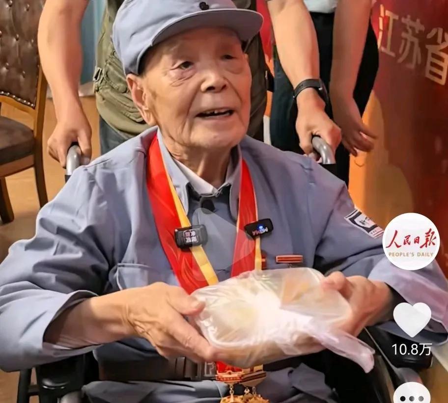 泪目了！人民日报发文：抗战老兵吃不完的面打包带走记者问：年轻的时候有没有这么