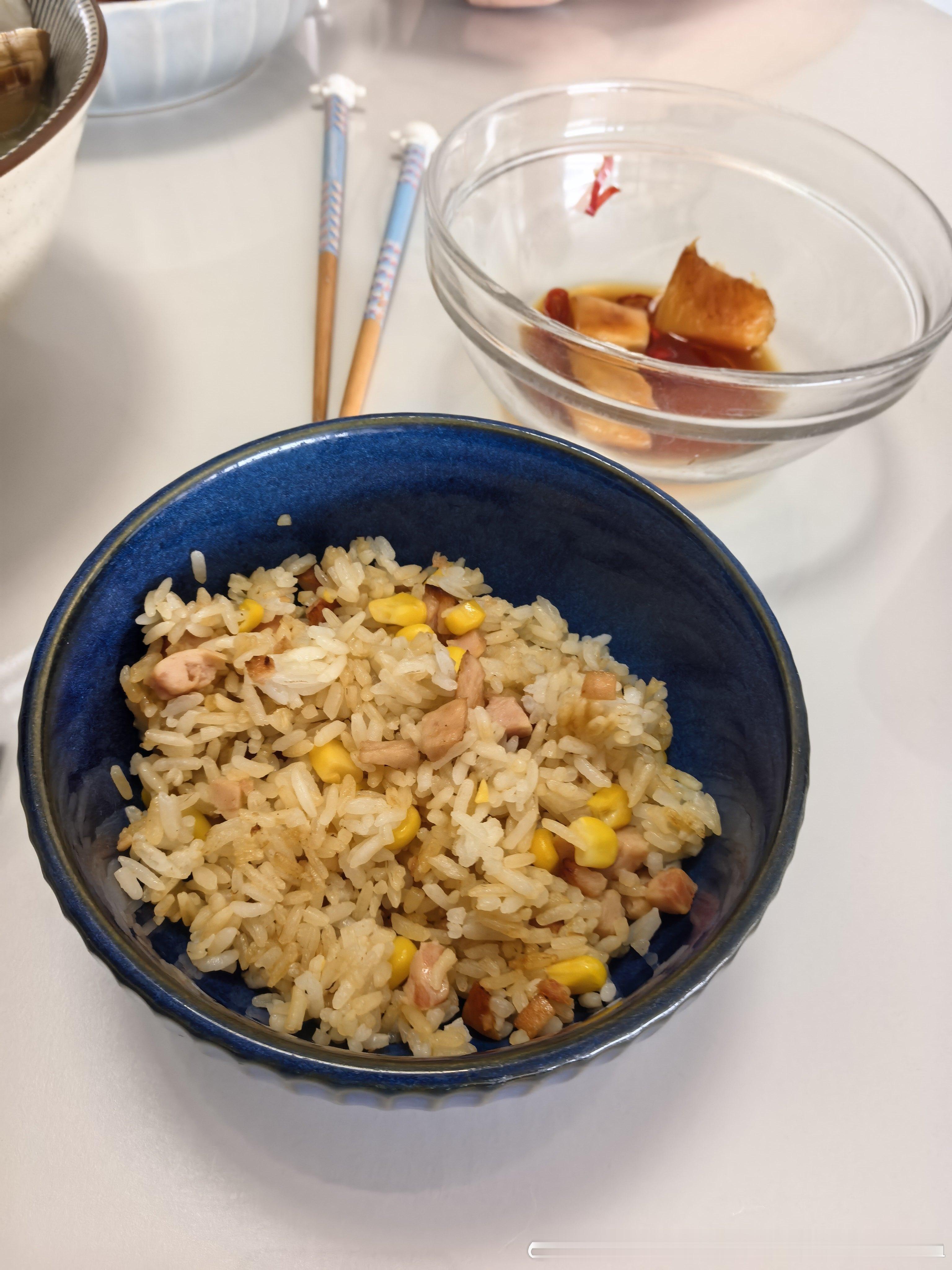 吃饭！[比心]物业送的米好难吃用来炒饭凑合能吃午饭要积极​​​