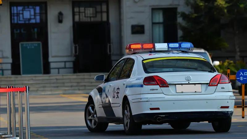 最近网上流传一段视频，12月12日在河北承德县，一辆“冀H1288警”的警车停在