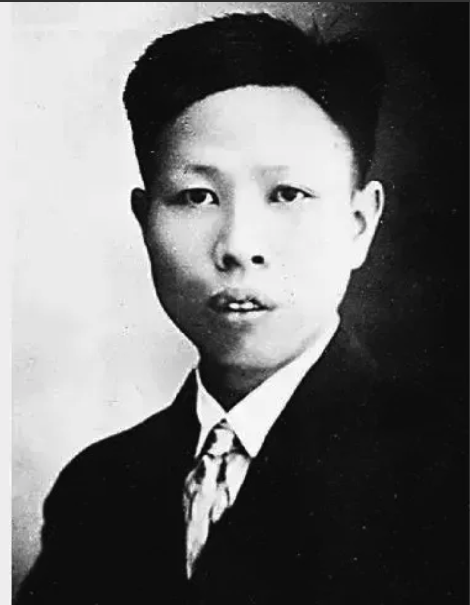 1950年，一个穿着破旧的妇女，带着9岁女儿到北京饭店见彭德怀，但她怯生不敢说话