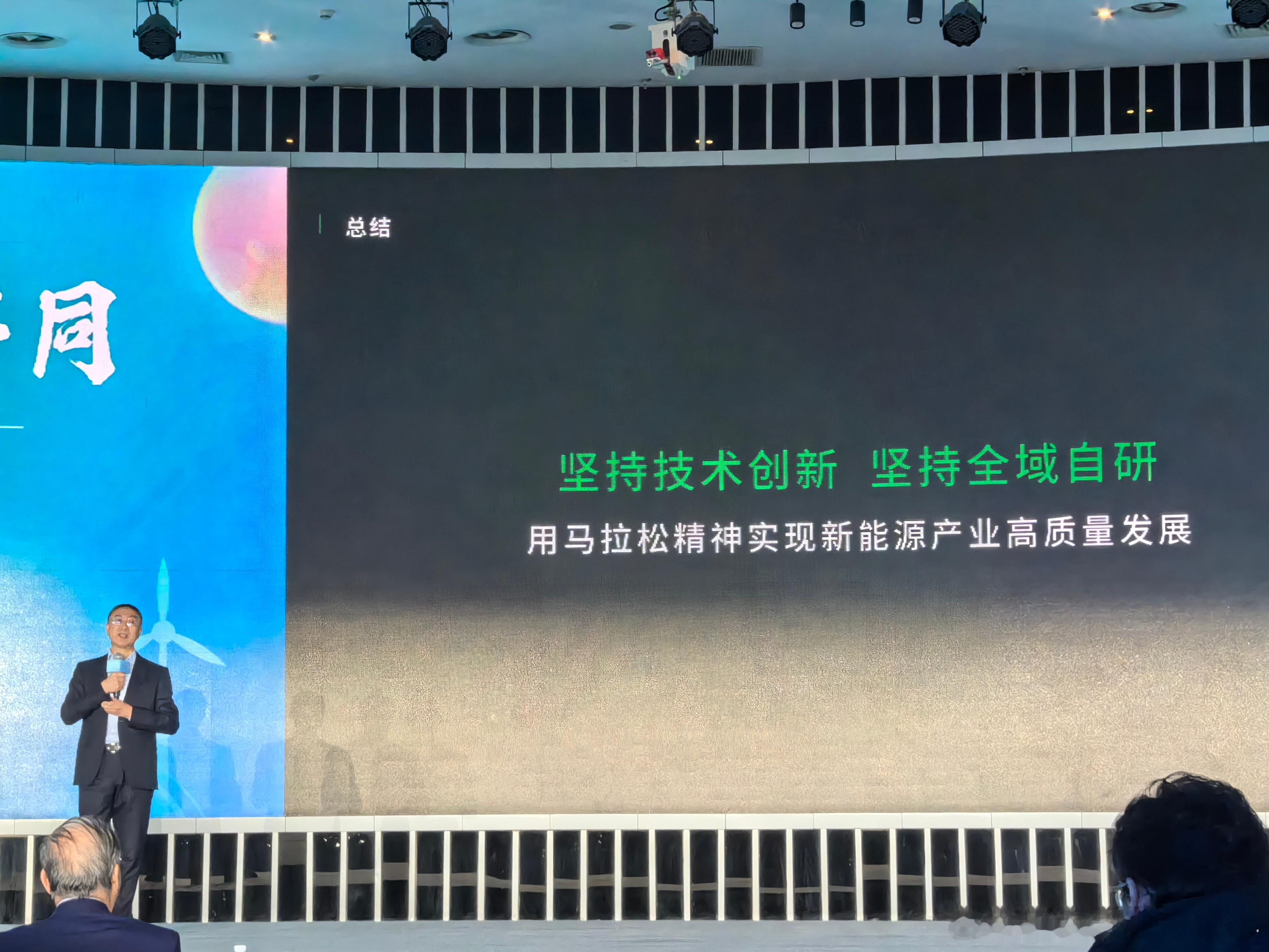 零跑朱江明聊零跑汽车畅销的原因：1、全栈自研。2、产品好而不贵。成本定价。他说，