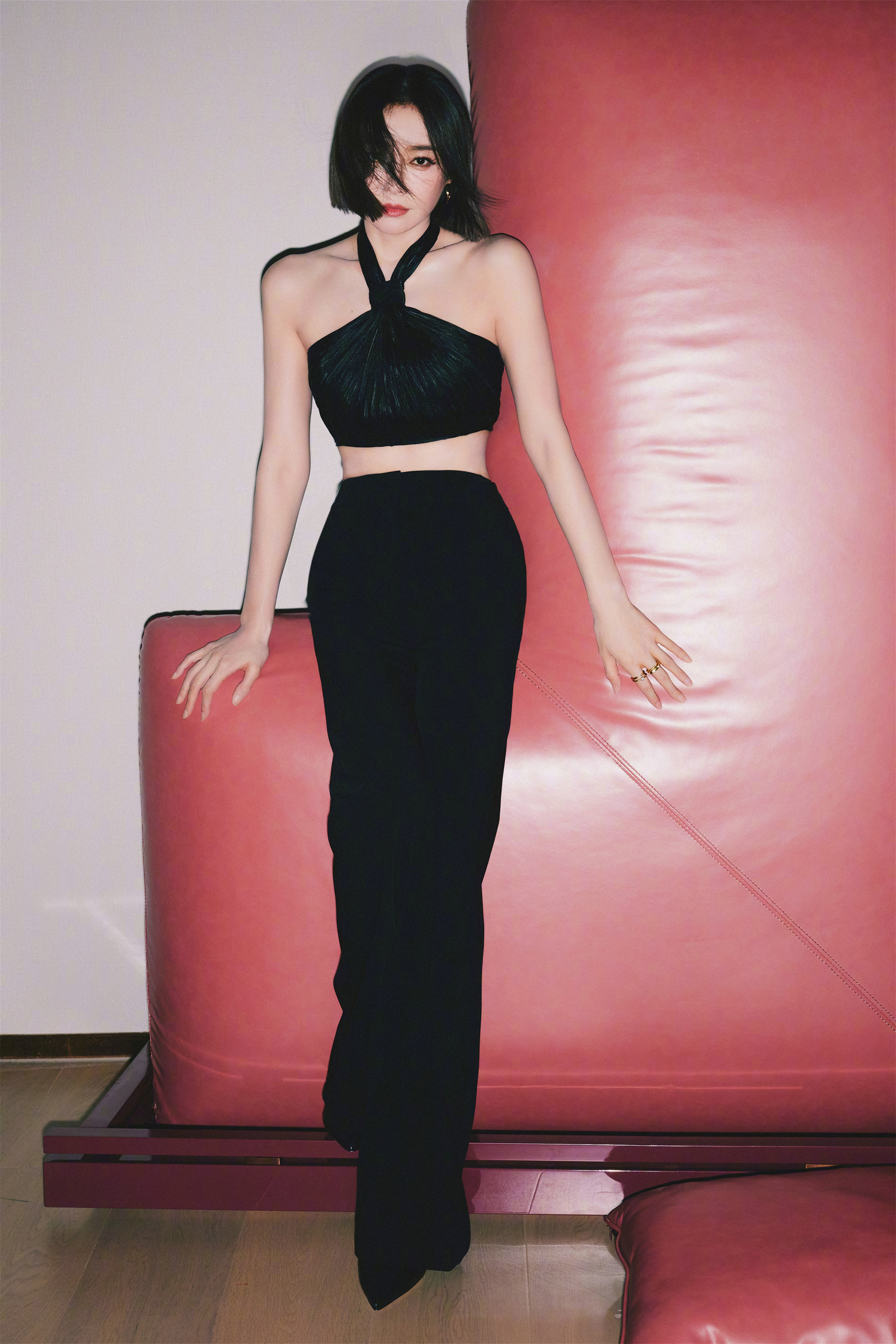 秦岚，短发红唇黑色挂脖抹胸，今日份酷酷的穿搭