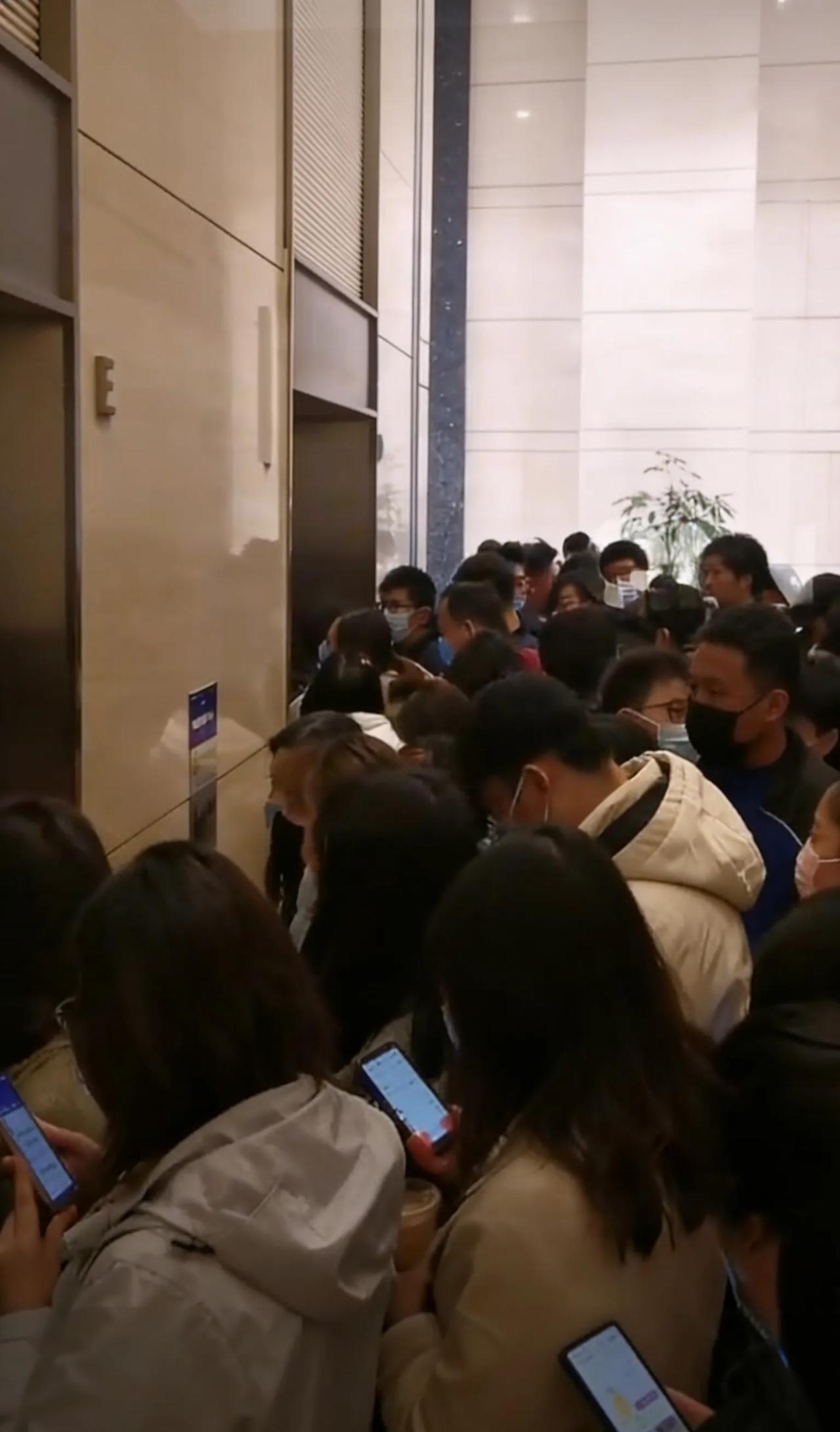 家住40层红盘的马先生，为何宁愿亏本也要卖房？近日，杭州马先生的卖房决定引爆