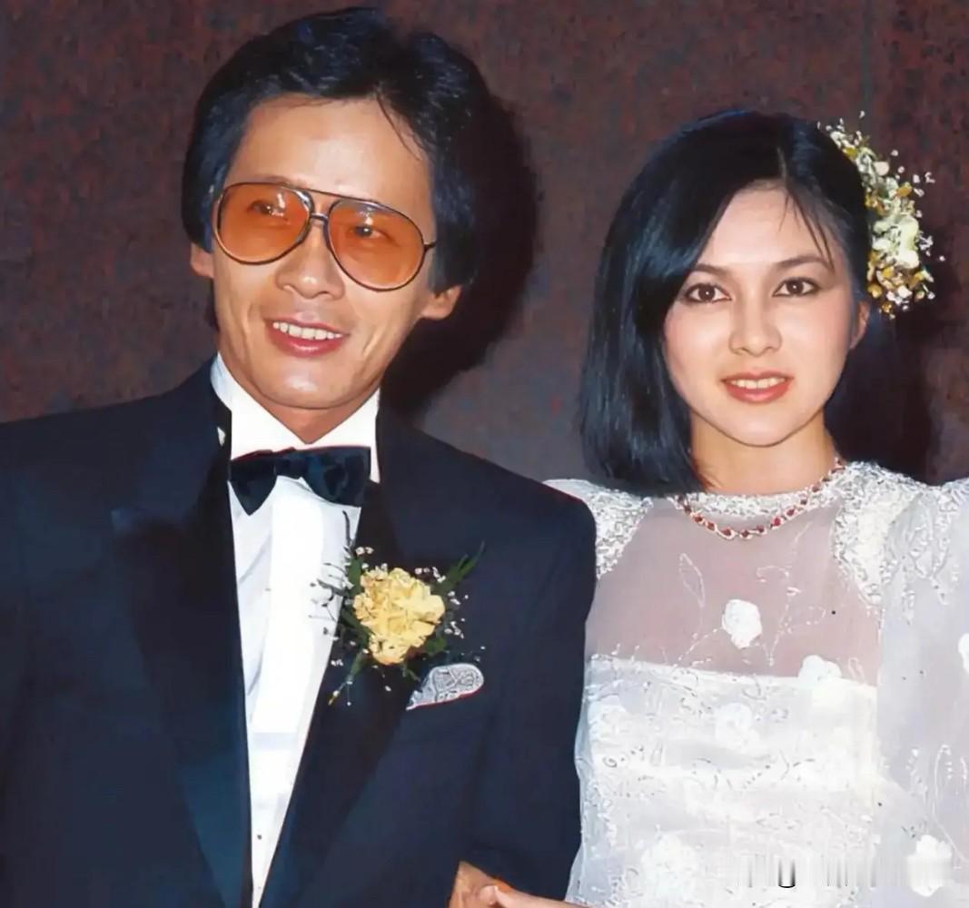 1982年，时年37岁的王国旌与时年19岁的关之琳，相识仅二个月就在美国拉斯维加