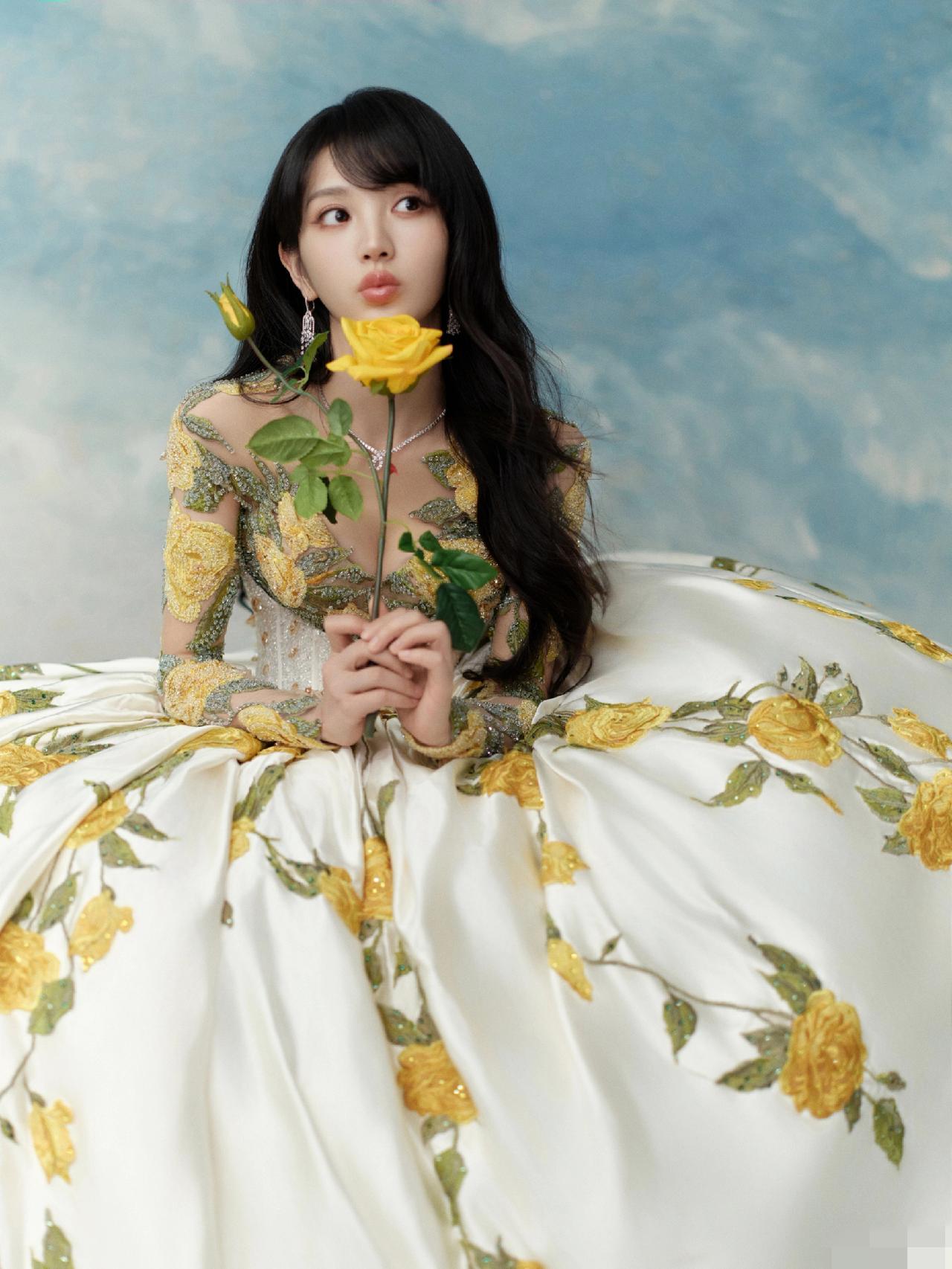 田曦薇VOGUE盛典美照曝光。绿白交织的透视花瓣裙，带来一股扑面而来的清新感，