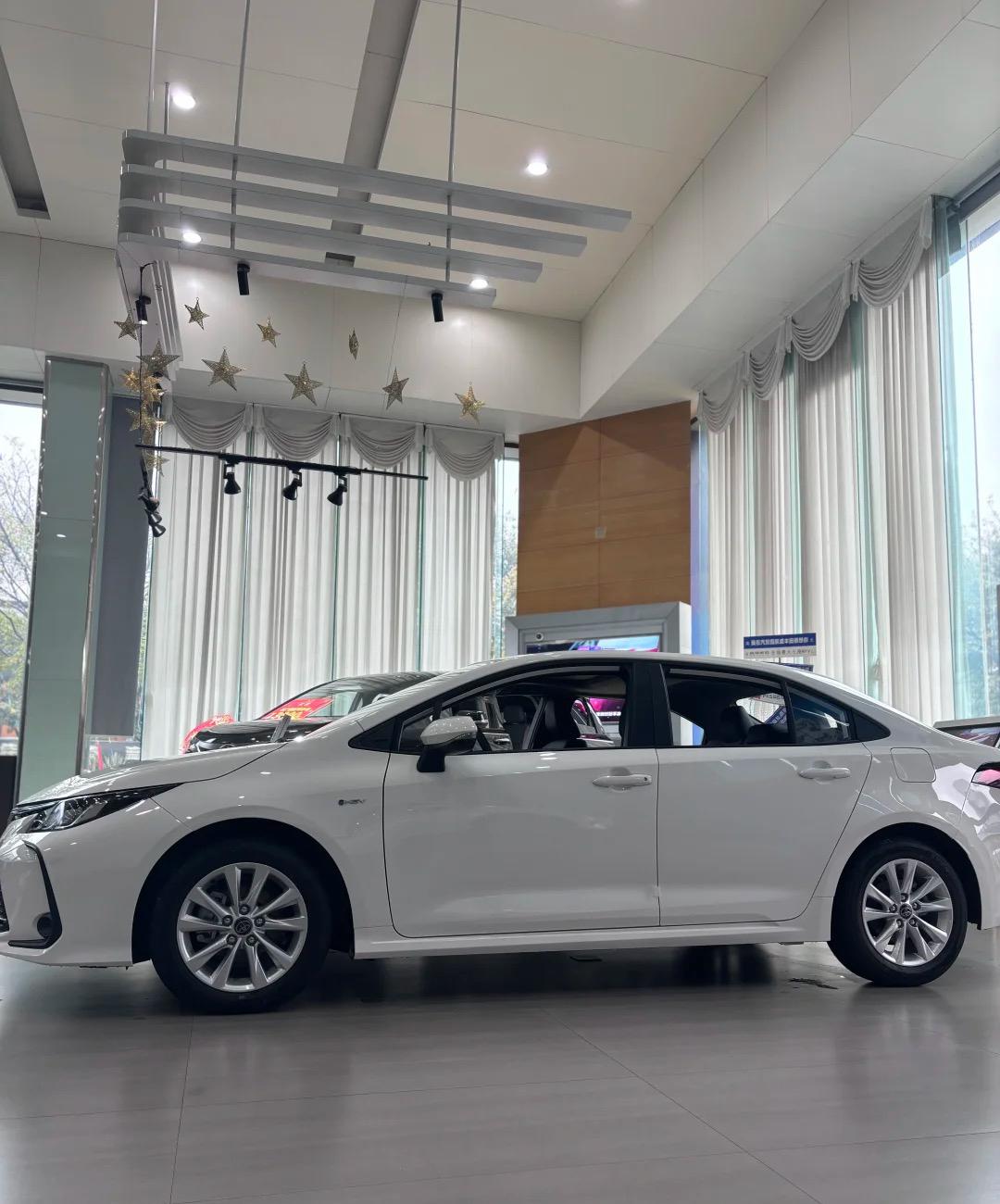 发小早上刚把网约车证续完，就奔着4S店去看卡罗拉，销售张口就说十万八千八包牌，觉