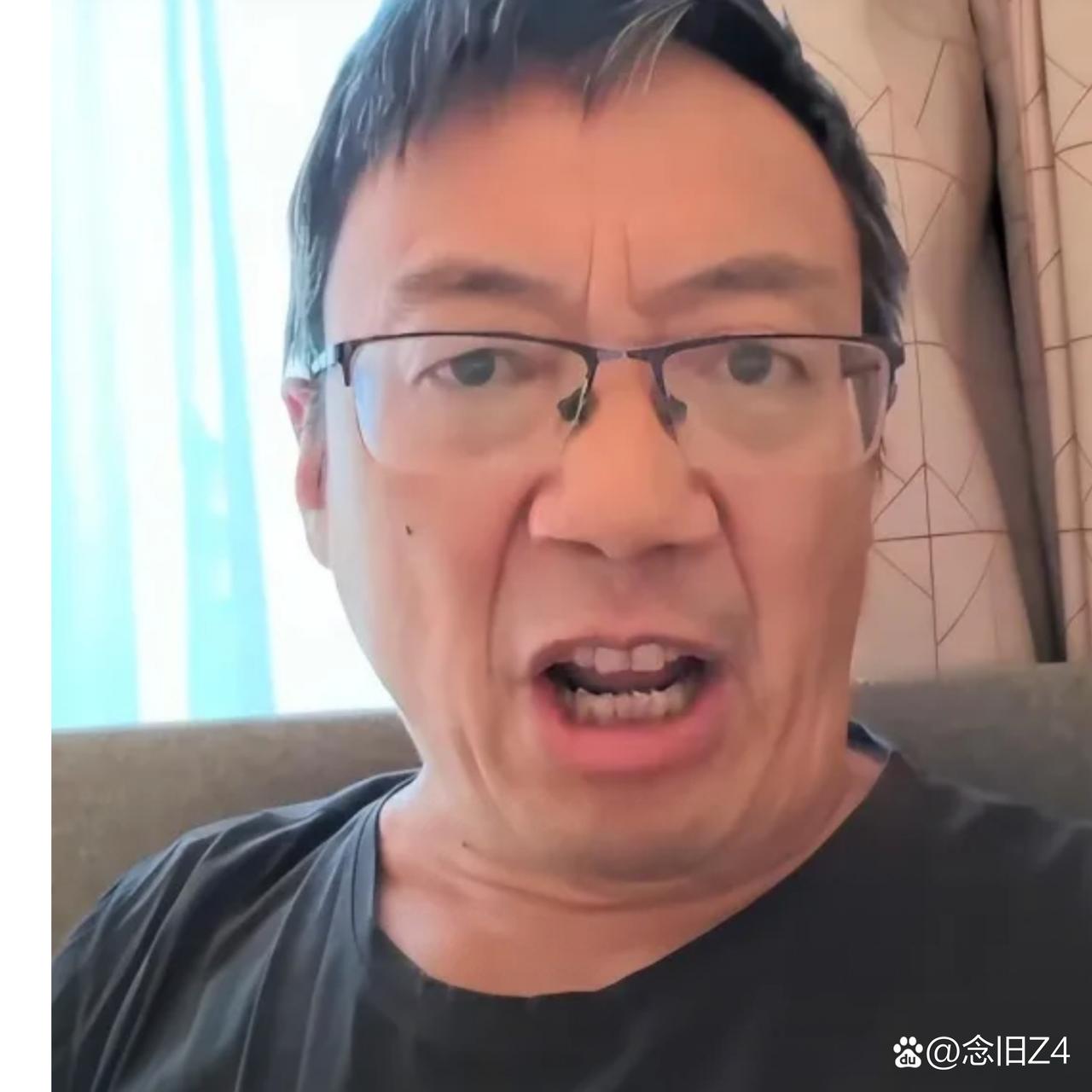 不记得是哪位老师了，他曾问学生：英国的傻子说的是什么语言？学生回答，是英语啊。