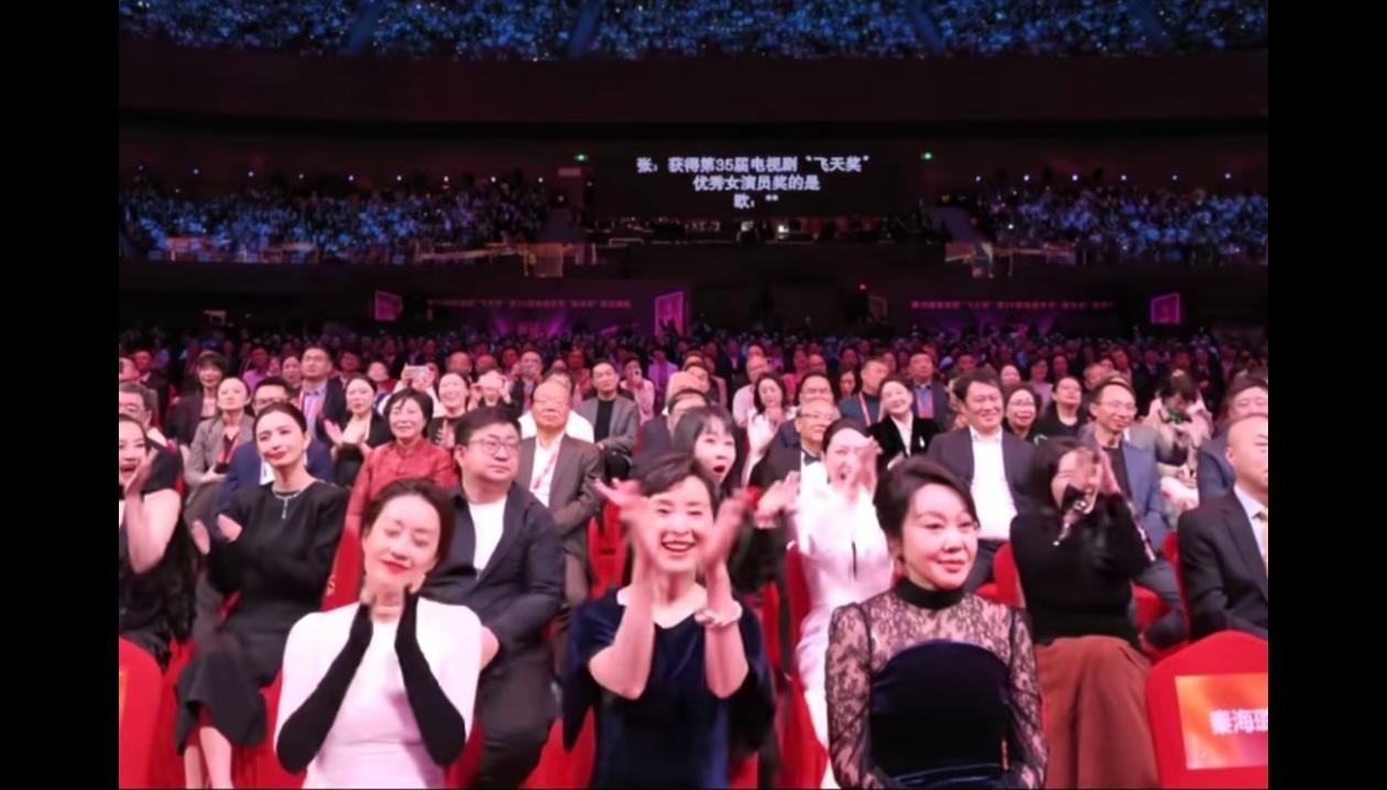三姐妹今年脸都笑僵了！她们三人的表情管理，闫妮的最真实！她演都不想演下去了！