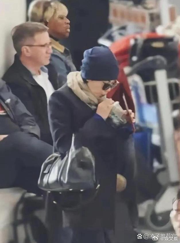 王菲现身国外机场，一身全黑造型气场拉满，简约利落又极具个人风格，从容又时髦，状态