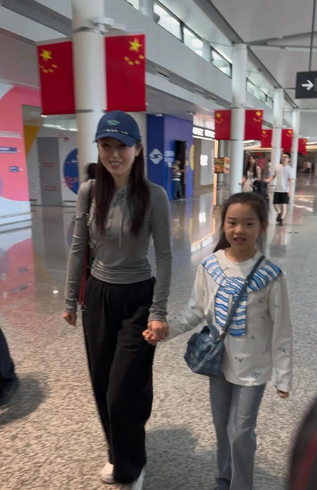 10月2日，董璇牵着女儿小酒窝现身上海机场，母女俩笑容灿烂，一看就心情大好。原来