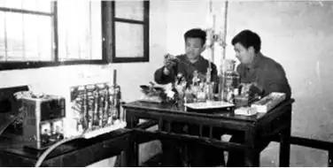 1981年，工程师韩庆生正埋头画图，突然几个穿制服的人冲进车间，当着所有工友的面